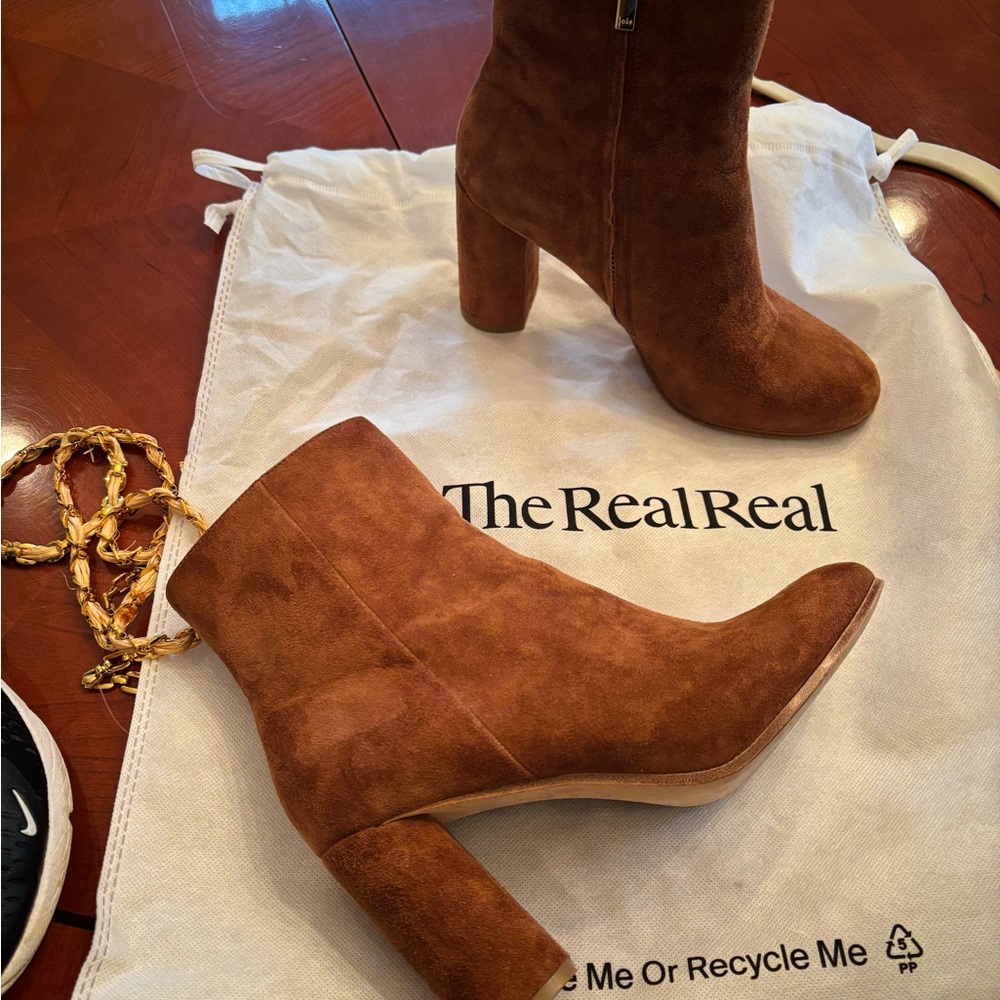 Gorgeous Boots!!! Pairs with any outfit.Looks
Fabulous with pants or dresses